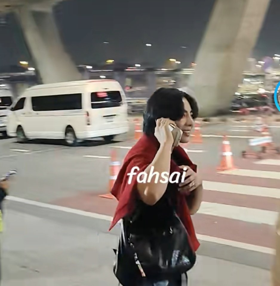 94Ployly's tweet image. ประเทศไทยเมืองร้อนก่อนขึ้นเครื่องใส่ ถึงไทยถอดละ5555555