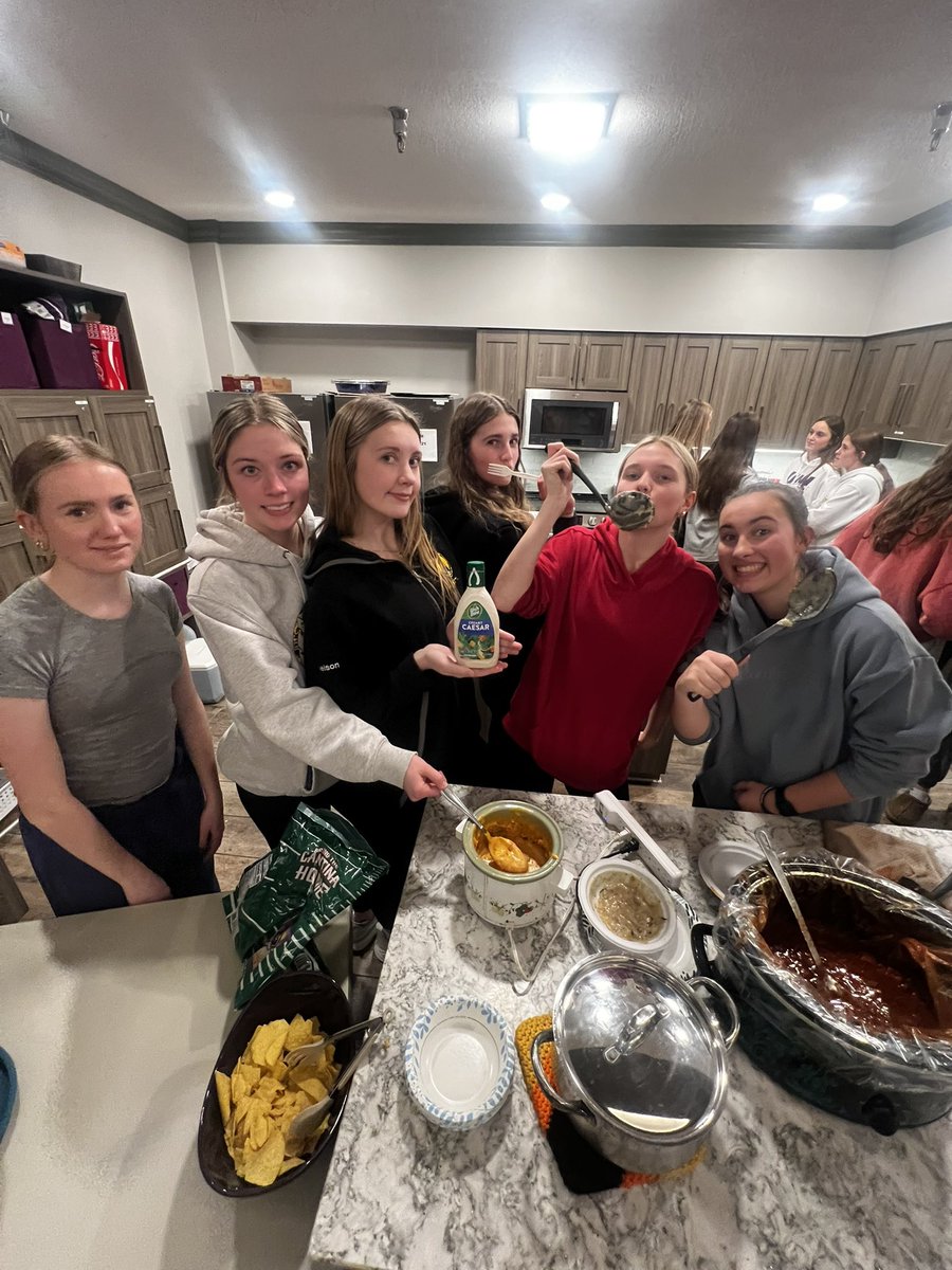 ByronGirlsHoops's tweet image. It was a great night servin’ up hope at Hope Lodge! @AmericanCancer 
Always a highlight of the season and definitely made a positive impact on everyone involved. We are super lucky to have such incredible young ladies on our squad! 
#ProudCoaches #FEAT 🐻⬇️