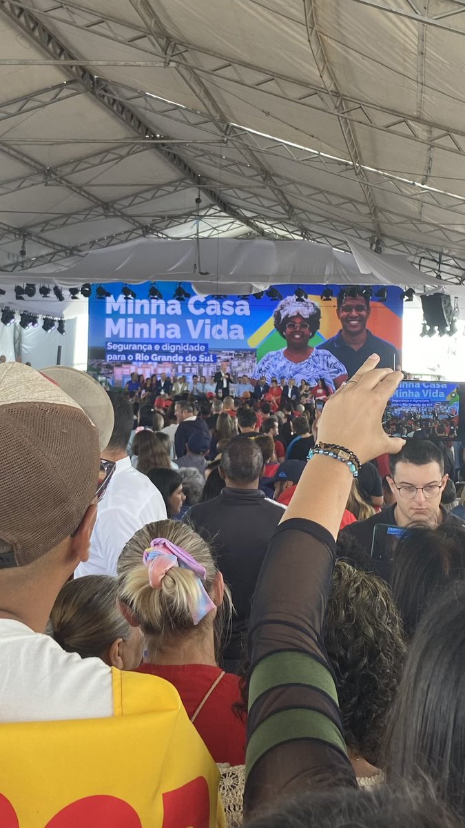 anelizzlee's tweet photo. minha selfie com o maior presidente da história do país https://t.co/WVwEwL9gXH