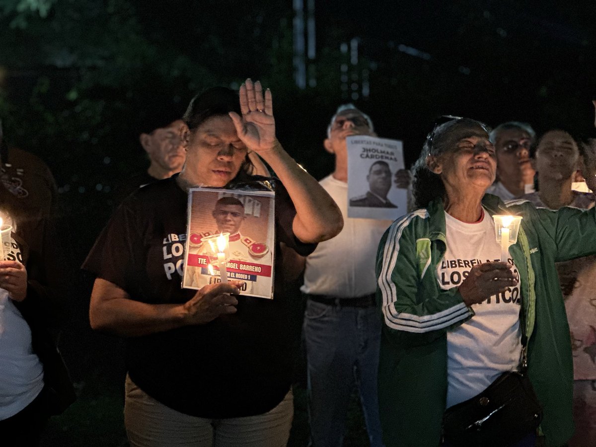 Una noche más donde somos cientos de familias las que esperamos que se produzcan las excarcelaciones que tanto dicen que se harán.

En cada centro de reclusión hay personas de todo el pais, personas que vienen en (bus, en cola), personas que no tienen donde dormir más que…