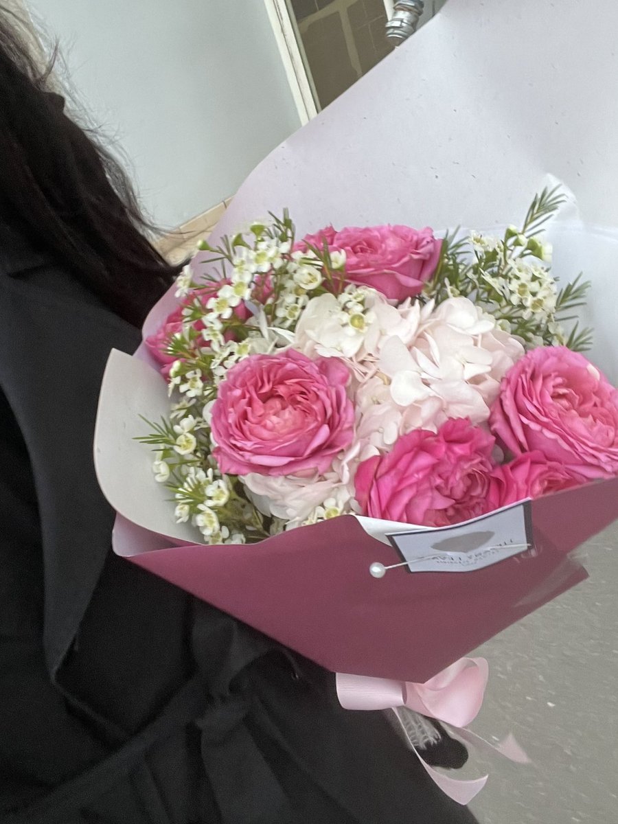 mocha0545's tweet photo. And then sometimes I think back when my girlfriend came to pick me up at the station with a bouquet of flowers (I held back from crying and I didn't want don’t let go the bouquet anymore) 💐 #wlwtwt  #wlw #wlwcouples https://t.co/21yNZFtJkS