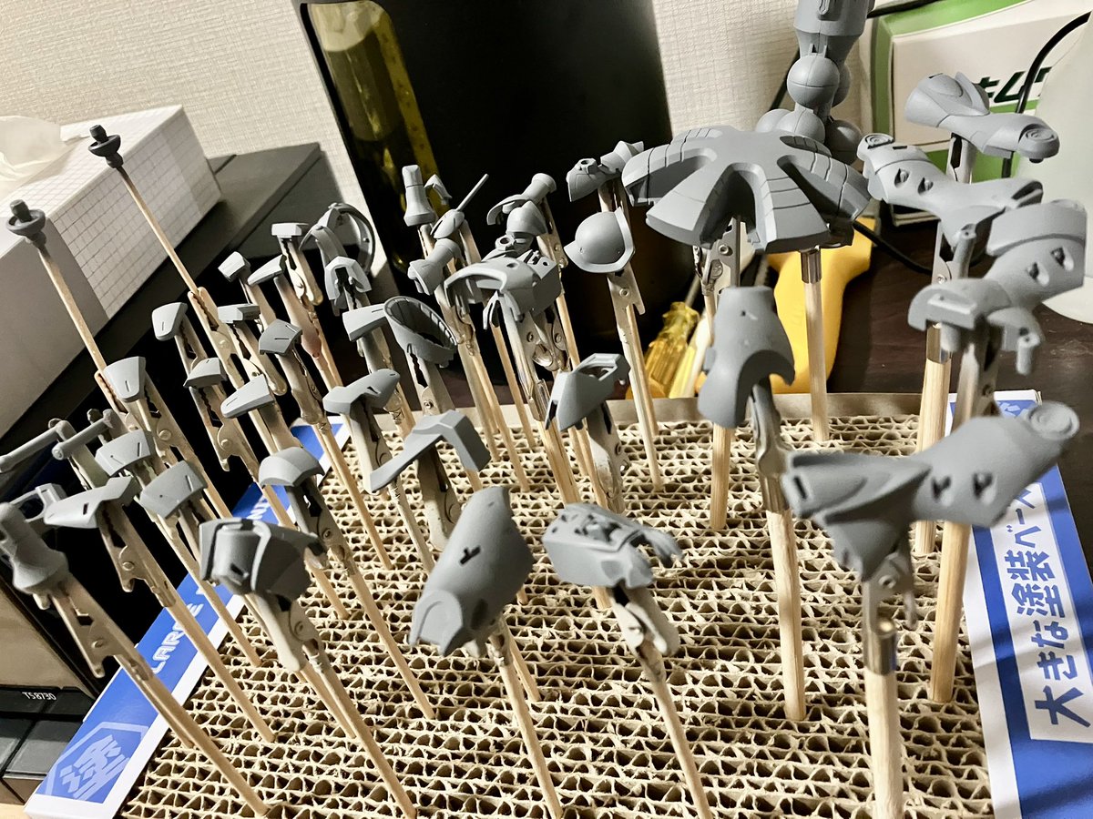 おはようございます☀今年も塗装が始まりました♪
今回の塗装中のパーツからガンプラ当てるクイズはだいぶイージー。
今日も素敵な一日を！