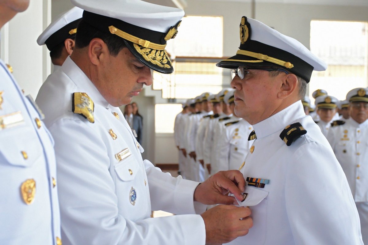 MGP_DICAPI's tweet image. El Director General de Capitanías y Guardacostas, Vicealmirante Oscar Torrico Infantas, presentó al Técnico Supervisor Primero Carlos Alberto Flores Gallo como Técnico Supervisor Maestro de la Dirección General de Capitanías y Guardacostas.
acortar.link/2Z86P0