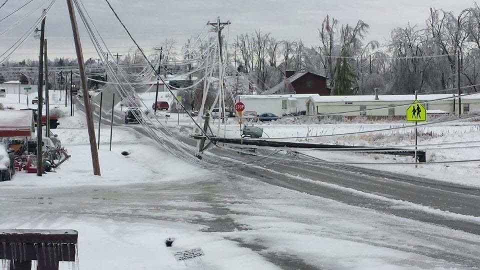 maybedanielleee's tweet photo. Winter Storm 2015: Tennessee declared a state of emergency as roads across the region quickly deteriorated.

Sun comes out. Snow melts.
Sun goes down. It freezes.
Repeat. 
For days. https://t.co/58wn6IwRiB
