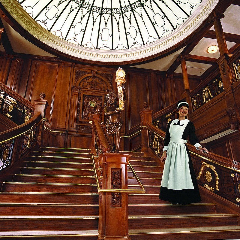 LunaGitana0333's tweet photo. Museo del Titanic:

Al ingresar te entregan una tarjeta de embarque con el nombre de otra persona. 
 Un pasajero real que subió en 1912. 
 Durante dos horas, caminas como si fueras él. 
 Al final, descubres si sobrevivió… y a veces es un niño.

En el momento en que cruzas las puertas del Museo del Titanic, una persona del equipo, vestida con ropa de época, se acerca a ti. 
 Lleva atuendos de 1912: 
 El año en que todo cambió, cuando un barco “insumergible” demostró que la soberbia tiene consecuencias, cuando más de 2.200 personas embarcaron y más de 1.500 no volvieron a casa.

Esa persona te entrega algo pequeño. 
 Un pedazo de papel. 
 Una tarjeta de embarque.
 Pero no tiene tu nombre.
 Tiene el suyo.

Margaret Devaney. 
 Tercera clase, 19 años. 
 Inmigrante irlandesa rumbo a América.

Thomas Andrews. 
 Primera clase. 39 años. 
 El diseñador del barco, viajando en su travesía inaugural.

Lorraine Allison. 
 Primera clase, 2 años. 
 Viajando con sus padres y su hermano bebé.

Michel Navratil. 
 Segunda clase, 3 años. 
 Viajando con su padre bajo nombres falsos.

Una persona real. 
 Alguien que despertó el 10 de abril de 1912, preparó sus cosas, se despidió de los suyos y subió al RMS Titanic creyendo que comenzaba un viaje, no que terminaba una vida.

Durante las siguientes dos horas, no solo aprendes sobre el Titanic. 
 Lo recorres como alguien que realmente estuvo allí. 
 Te conviertes en un puente entre su mundo y el nuestro.
 Y al final, descubres si la persona cuyo nombre llevas logró salir con vida.

 El museo en sí es extraordinario: 
 Un edificio con una réplica a media escala de la proa del Titanic en Branson (Misuri) y Pigeon Forge (Tennessee), basada en planos originales. 
 Todo pensado al detalle. 

El barco se alza ante ti, con la proa elevada como un recordatorio permanente de un viaje que fue demasiado breve.
 Entras y, de inmediato, sientes que vuelves atrás en el tiempo.

La Gran Escalinata aparece frente a ti, recreada con una fidelidad impresionante: 
 Escalones de madera, tallas, lámparas, y el famoso reloj que parecía marcar el tiempo entre el lujo y la catástrofe. 

Apoyas la mano en la barandilla. 
 Miles de manos tocaron la original. 
 Manos que, días después, ya no estarían.
 Caminas por camarotes recreados. 

Suites de primera clase con paneles pulidos, ropa de cama fina y espejos que reflejaban riqueza y confianza.  
 Y, también, espacios de tercera clase donde familias inmigrantes compartían literas estrechas, sus pocas pertenencias en maletas gastadas, aferradas a la esperanza de que América les ofreciera lo que su tierra no podía.

Ves la sala de telegrafía donde se enviaron llamadas de auxilio a toda prisa: 
 “CQD… SOS… Hemos chocado con un iceberg… Nos hundimos… Vengan de inmediato”.

Te colocas en una cubierta inclinada que simula el ángulo final del barco, y tu cuerpo se inclina instintivamente como lo hicieron los pasajeros aquella noche, agarrándose a las barandillas mientras el “insumergible” apuntaba hacia el fondo del océano.

Y luego tocas el iceberg.
Una pared de hielo mantenida a unos -2 °C, la temperatura del Atlántico Norte la madrugada del 15 de abril de 1912. 
 Pones la mano. 
 En segundos, el frío se vuelve dolor. Insoportable. 
 La retiras.

Quienes quedaron en el agua ,los que no alcanzaron a subir a los 20 botes salvavidas soportaron ese frío sin elección. 

Muchos murieron en cuestión de minutos, a menudo en menos de media hora. 
 El cuerpo se entumece. 
 El corazón falla. 
 Y todo ocurre rodeado de gritos, plegarias y llamadas de ayuda que llegarían demasiado tarde.

Tú apartas la mano tras cinco segundos. 
 Ellos no pudieron.

El museo conserva cientos de objetos auténticos. 
 Pero su valor no es el dinero. 
 Es lo humano.

Cartas escritas a bordo, cuidadosamente, pensadas para enviarse al llegar a Nueva York. 
 Nunca se enviaron. 
 Quienes las escribieron nunca llegaron.

Cubiertos de comedores donde algunos brindaban con champagne mientras otros compartían guisos sencillos, todos convencidos de que completarían el viaje.

Un frasco de perfume que alguien empacó, quizá imaginando su primer día en América.

Un reloj de bolsillo detenido cerca de las 2:20 a. m., el momento en que el Titanic desapareció bajo la superficie.

Un juguete de niño, pequeño, gastado. 
 Llevado por manos que no llegaron a jugar en el “nuevo mundo”.

Cada objeto perteneció a alguien que creyó que volvería a casa. 
 Cada uno susurra una vida interrumpida a mitad de frase.

Recorres el museo con tu tarjeta de embarque en la mano. 
 Ese nombre se vuelve real. 
 Imaginas su esperanza, su miedo, sus planes para lo que les esperaba en el puerto de Nueva York.

¿Viajaba solo o con familia? 
 ¿Qué dejó atrás? 
 ¿Hacia qué corría? 
 ¿Desayunó el 14 de abril sin saber que sería su última comida? 
 ¿Sintió el temblor cuando el barco golpeó el iceberg a las 11:40 p. m., o dormía, sin saber que la tragedia ya había llegado?

Por fin, entras en la Sala Conmemorativa del Titanic.
Las paredes están cubiertas con más de 2.200 nombres. 
 Pasajeros y tripulación. 

Ordenados por clase y por destino. 
 El silencio pesa. 
 La gente camina despacio, buscando.

Y, en algún lugar entre miles de nombres, está el de tu tarjeta de embarque.
 Buscas en la pared. 
 Se te aprieta el pecho. 
 Puede que te tiemblen un poco las manos.
 Y entonces lo encuentras.

Algunas personas descubren que “su” pasajero sobrevivió. 
 Subió a un bote. 
 Lo rescató el Carpathia. 
 Volvió a ver a su familia. 
 Vivió décadas más… aunque marcado para siempre por la noche en que sobrevivió a lo que otros no pudieron.

Pero la mayoría encuentra otra cosa: 
 Perdido en el mar, 15 de abril de 1912.
 A veces es un niño. 
 Una pequeña de dos años en primera clase. 
 Un adolescente en tercera clase, atrapado abajo cuando el agua entró de golpe.

A veces es una madre abrazando a su bebé, con ambos nombres uno al lado del otro en la pared.

A veces es uno de los músicos: 
 La banda que siguió tocando mientras el barco se hundía, regalando valor y dignidad en los últimos minutos, eligiendo permanecer en su lugar en vez de correr por salvarse.

En ese instante, la historia deja de ser lejana. 
 Deja de ser una película. 
 Deja de ser un desastre famoso reducido a estadísticas y documentales.

Se vuelve personal, íntimo, demasiado real.
 La persona cuyo nombre llevaste durante dos horas no era un “personaje histórico”. 
 Era alguien como tú. 
 Alguien con planes. 
 Alguien que compró un billete con lo que tenía, empacó su mejor ropa ,o la única y creyó que llegaría a salvo.

Mucha gente vuelve a casa y busca a “su” pasajero.  
 Encuentran fotos, cartas, recortes de periódico, vidas enteras reducidas a un nombre en una lista. 

Profesores llevan a sus alumnos, que escriben sobre las personas que “conocieron”. 
 Familias regresan año tras año, siempre preguntándose qué historia les tocará cargar esta vez.

El Museo del Titanic no se construyó para celebrar un barco. 
 Se construyó para recordar a los más de 2.200 corazones que latieron a bordo: 
 Para que no se conviertan en cifras, para insistir en que cada uno importó.

Cuando sales, te llevas algo contigo. 
 No solo lo que aprendiste, sino el peso de un nombre.  
 Una vida. Una historia que ahora también llevas tú.

La historia deja de ser “antes” y se convierte en “ellos”.  
 Personas reales que esperaban llegar a casa.

Cuando entras al Museo del Titanic, te entregan una tarjeta de embarque con el nombre de un pasajero real de 1912. 
 Durante dos horas, caminas como si fueras él por el barco recreado. 
 Al final, descubres si sobrevivió… y a veces es un niño de dos años.