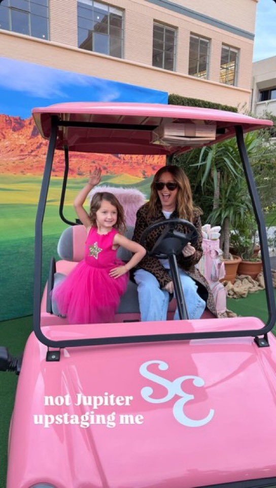 Ashley Tisdale is celebrating the 20 years of High School Musical taking her daughter in Sharpay's golf cart 😭