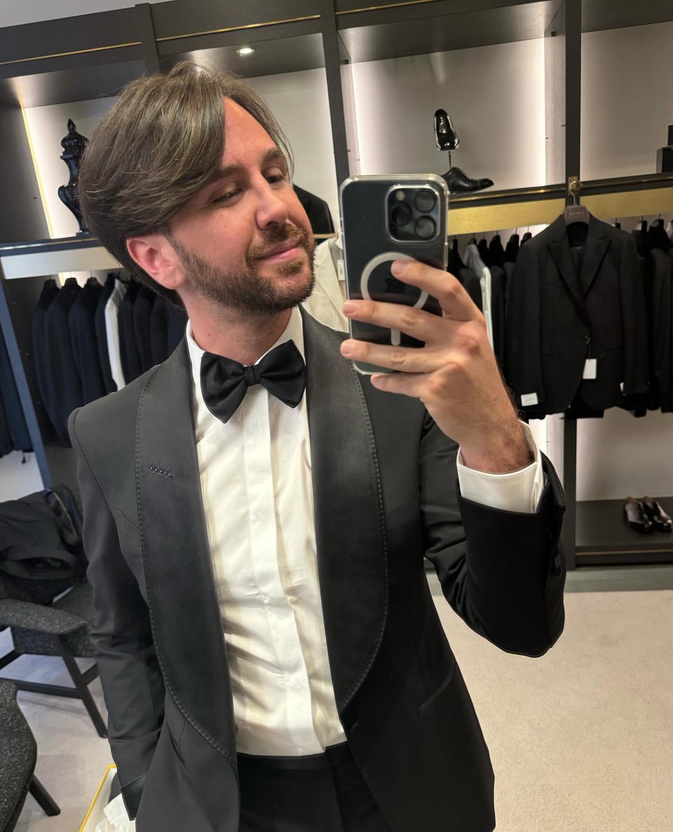 danteandreaa's tweet photo. I don't always wear a tuxedo, but when I do, I make sure the mirror knows it🤵🏻🤳🏻 https://t.co/apxeCIKIFq