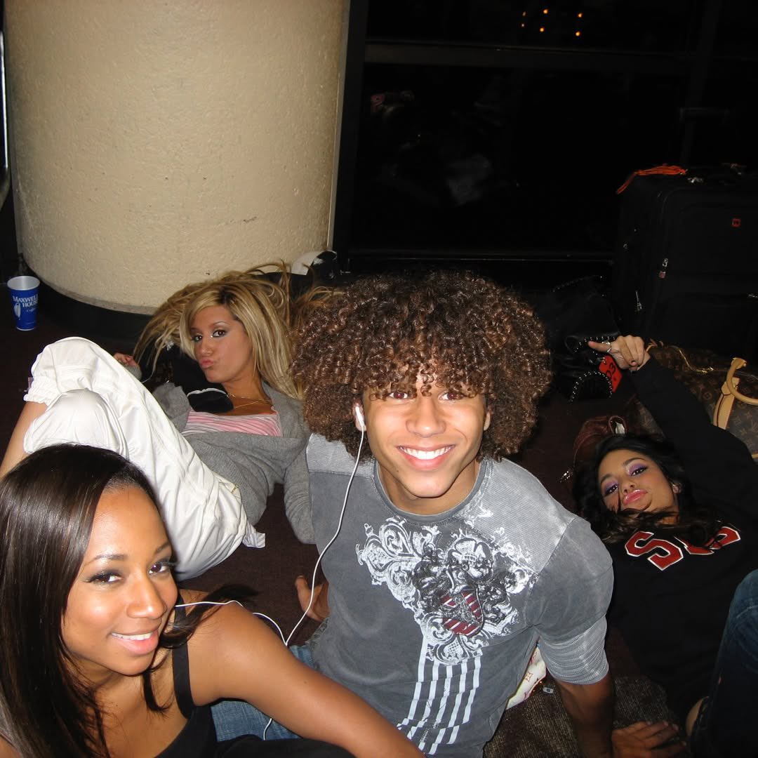 vahudgensbr's tweet image. Corbin Bleu publicou esta foto inédita dele, Vanessa Hudgens, Ashley Tisdale e Monique Coleman para comemorar o 20º aniversário de High School Musical!