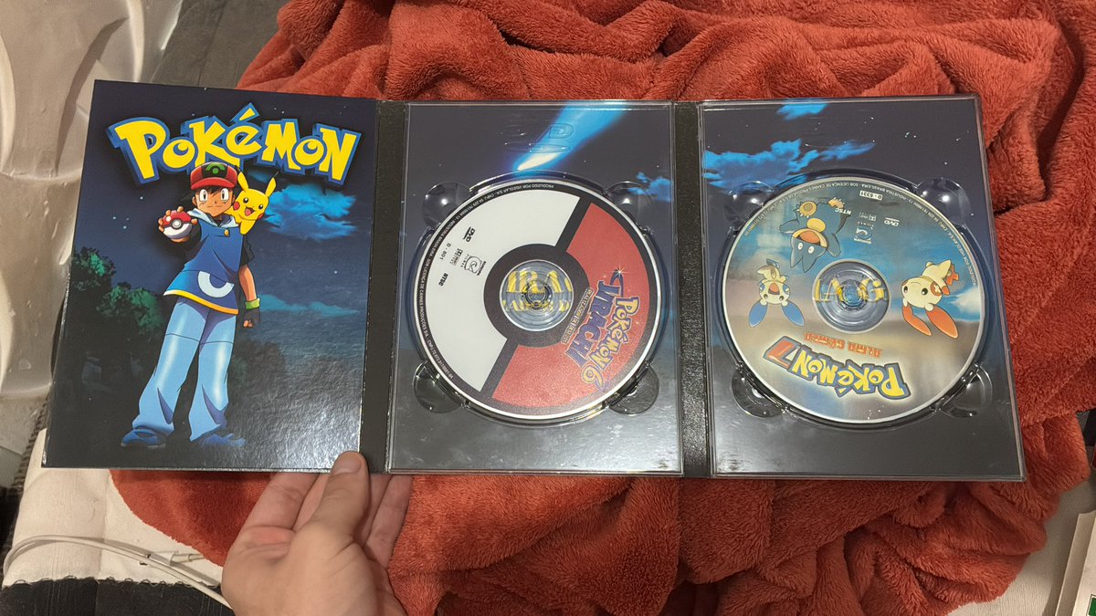 thiagofzangs's tweet photo. Encontrei essa relíquia hoje, dvd original dos filmes 6 e 7 de pokémon ❤️❤️ lindos demais credo #pokemon https://t.co/jQ1Ev3trBM