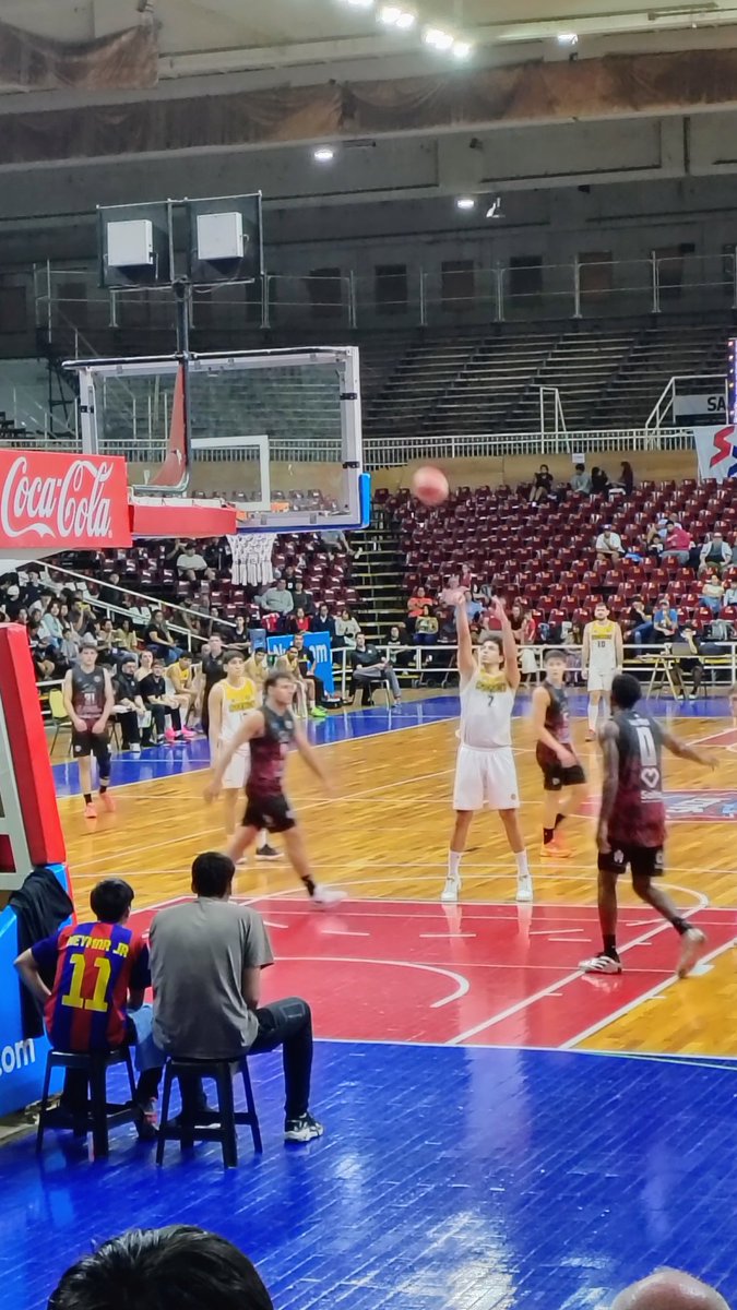RodrigoRamos78's tweet photo. @LigaARGbasquet: Final 3° cuarto a puro triples en ambos equipos. #SaltaBasket 66 - Comunicaciones (Ctes) 59. 
Se viene otro final cerrado en el Delmi. https://t.co/bb8rdvR9TN