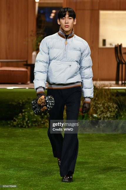 KanlayaPo's tweet image. สมมง House Ambassador Louis Vuitton “BAMBAM” ร่วมเดินแฟชั่นโชว์ Louis Vuitton Men’s Fall-Winter 2026 ณ กรุงปารีส ประเทศฝรั่งเศส เฉิดฉายเปล่งประกาย ศิลปินที่คอยบอกแฟนคลับตลอดเวลาว่าจะทำให้ทุกคนภูมิใจ ภูมิใจที่สุดครับ 👑👑👑
LV WITH BAMBAM IN PARIS
#BamBamxLVMenFW26 @BamBam1A
