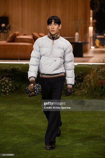 KanlayaPo's tweet image. สมมง House Ambassador Louis Vuitton “BAMBAM” ร่วมเดินแฟชั่นโชว์ Louis Vuitton Men’s Fall-Winter 2026 ณ กรุงปารีส ประเทศฝรั่งเศส เฉิดฉายเปล่งประกาย ศิลปินที่คอยบอกแฟนคลับตลอดเวลาว่าจะทำให้ทุกคนภูมิใจ ภูมิใจที่สุดครับ 👑👑👑
LV WITH BAMBAM IN PARIS
#BamBamxLVMenFW26 @BamBam1A