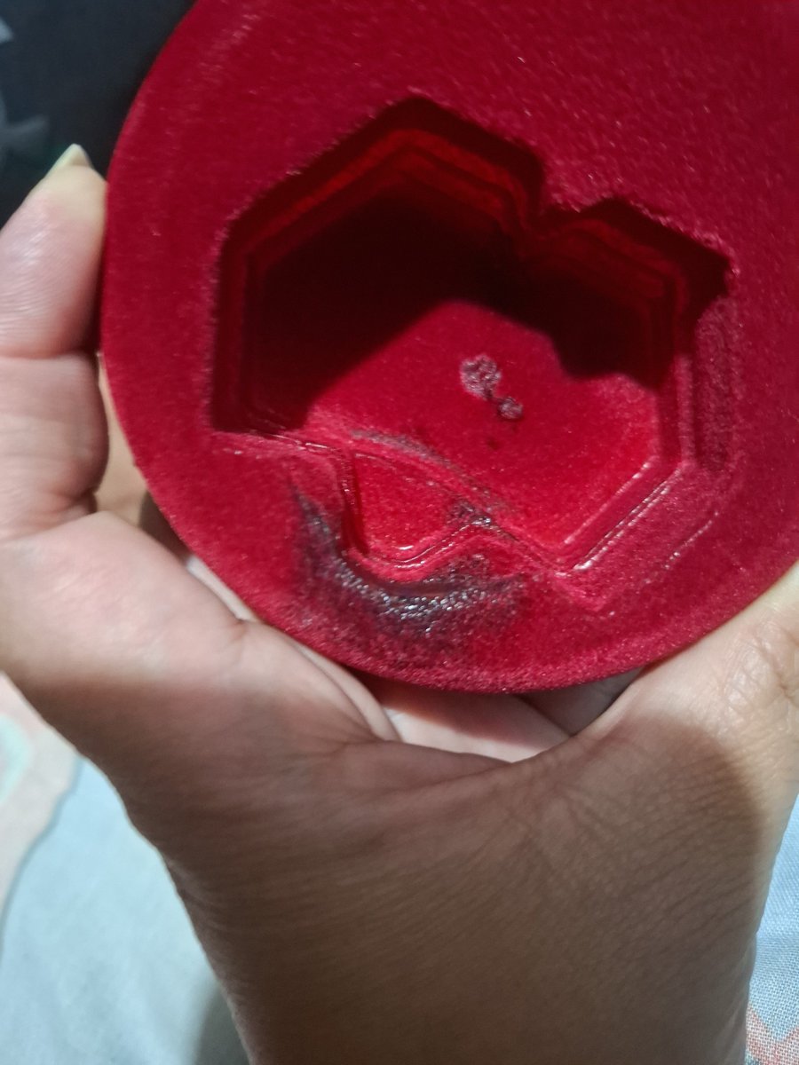 girlstroke's tweet photo. @searsmexico @Profeco compre un perfume de casi 3 mil pesos que venia derramado y hasta con una costra del liquido y dice sears que no hay cambios que pasa ahí? Debería haber garantía o algo!!! https://t.co/QrHEv4ESm9