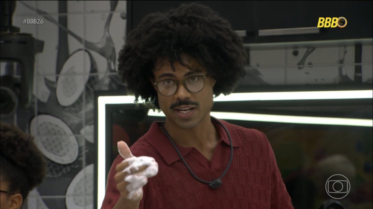 tvglobo's tweet image. sei la achei meio camp o conceito de se meter numa briga sendo totalmente eloquente e com a mão toda ensaboada #BBB26 #RedeBBB