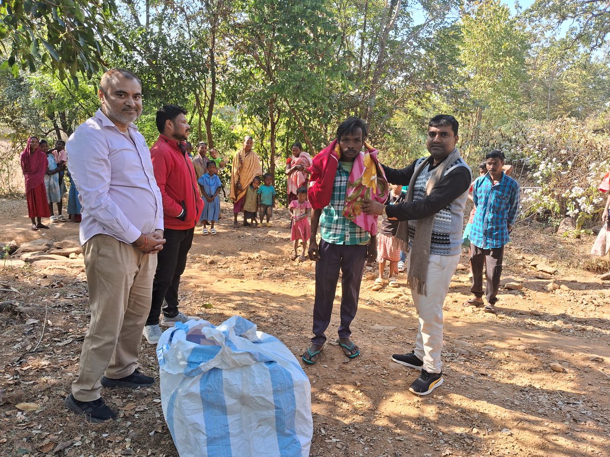 SunaraOdisha's tweet photo. Distribution of 300+ blankets across the Rairangpur Sub-division in Bisoi, Bahalda, Bijatala and Tiring blocks to support people in the cold wave. https://t.co/Dg1VemH6ZO