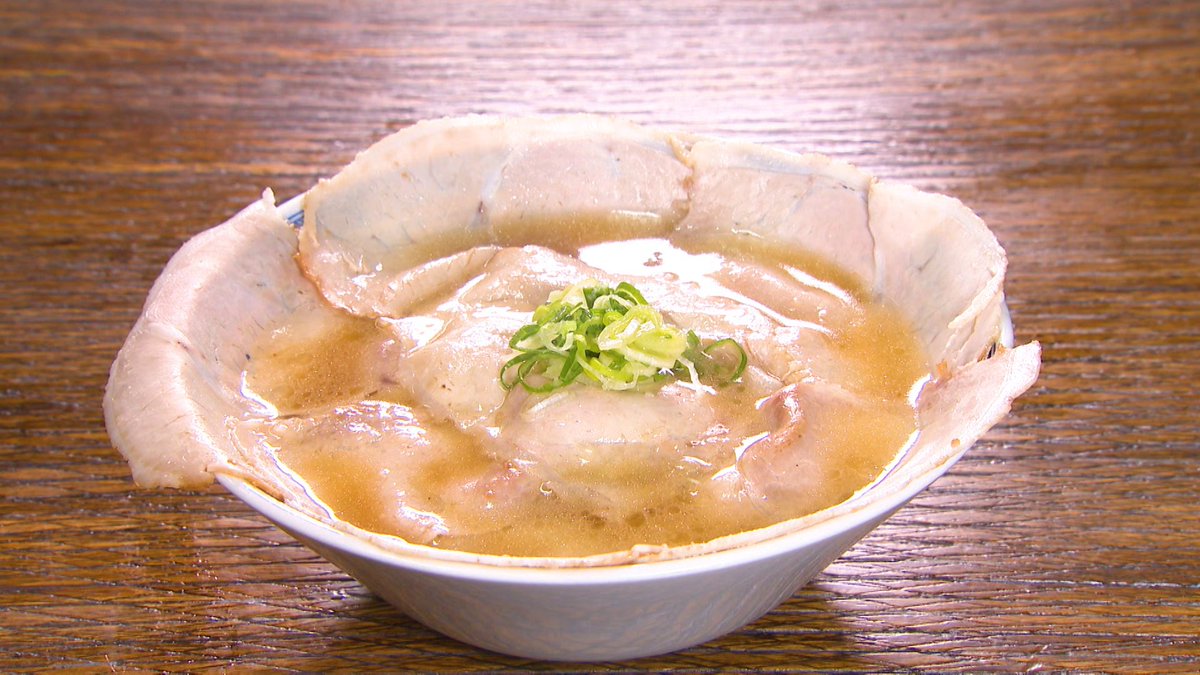 kenmin_kiwami's tweet photo. ／
次回の #ケンミンショー
山口県の「下松牛骨ラーメン」
＼

山口県のローカル番組の
グルメロケを多数担当する
技術スタッフがおすすめ！

発祥店の「紅蘭」さん🍜
味の決め手は
特製の甘い醤油ダレ！

日本一映える！？チャーシュー麺に
サイドメニューはいなり寿司が定番🍣 https://t.co/fydnlmNXfl