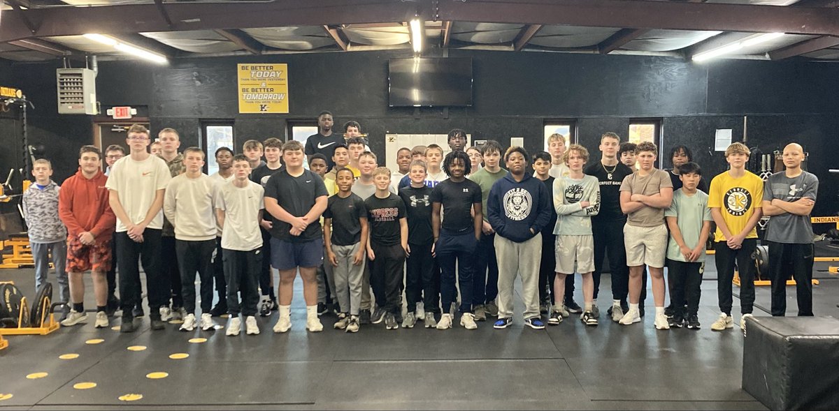 football_khs's tweet photo. 40 7th and 8th graders today getting after it!! 🖤💛🏈💪🏼#BuiltintheBoot https://t.co/AyvJMAGIfe