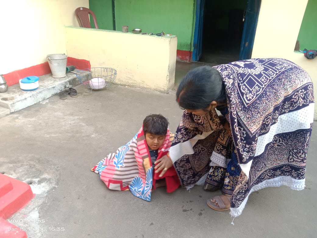SunaraOdisha's tweet photo. Distribution of blankets to the children suffering from Cerebral Palsy and the old ones living alone to help them in the cold wave. https://t.co/FNtz8mYY3t