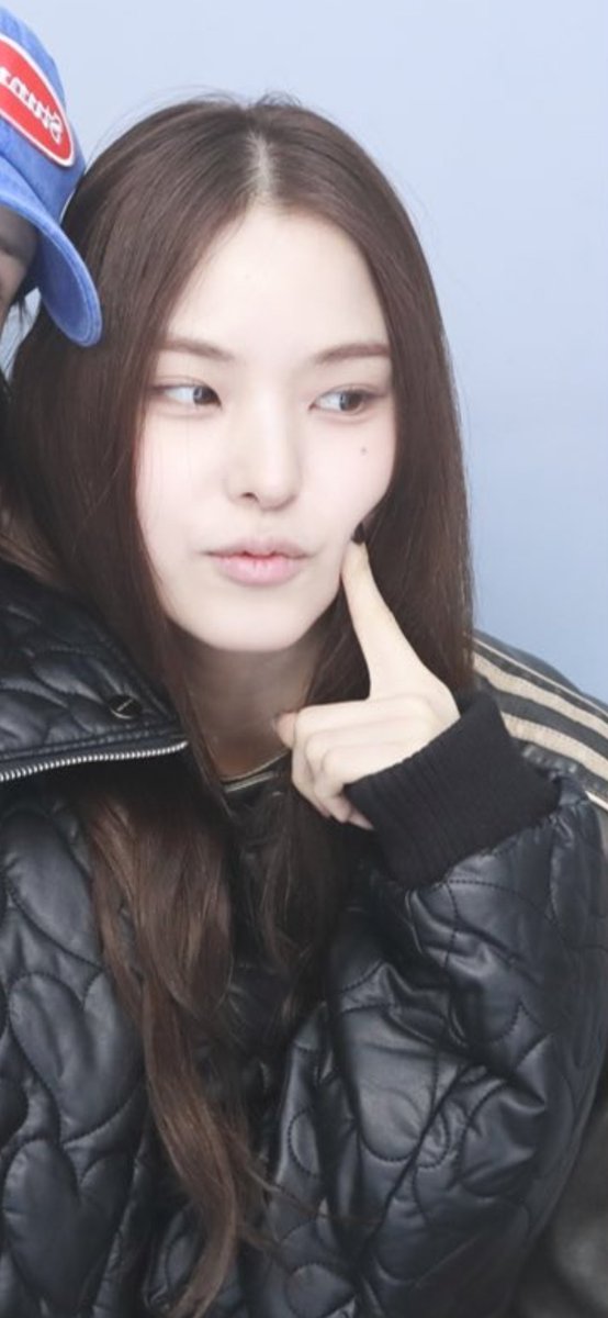 iz_maiii's tweet photo. 화장기없는얼굴에 점 더 잘보이는거 좋다.. https://t.co/daTt20K025
