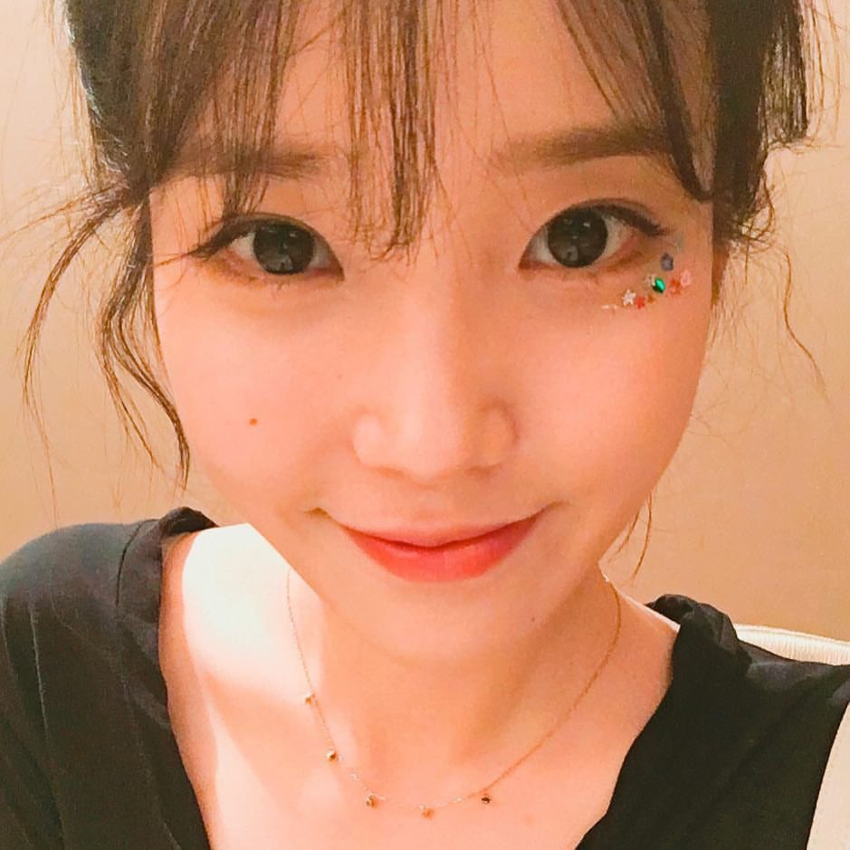 icy_iu's tweet photo. 백투더 2016
아날로그필터에 정방형셀카 그시절 아이유 추팔처하자.......... https://t.co/CH9aTy2jwh