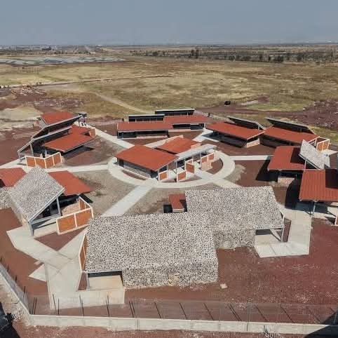 La Universidad del Bienestar en Cuauhtémoc cerró porque no se pagó la renta del inmueble. Resultado: Arriba de 300 alumnos se quedaron sin sede y ahora pretenden mandarlos hasta Texcoco (Ahí donde íbamos a tener un aeropuerto de primer mundo y en su lugar tenemos una escuela