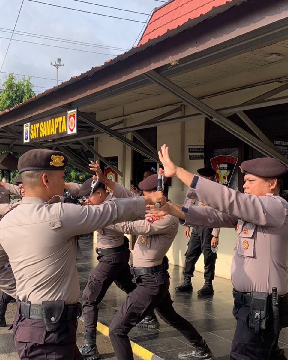 LautHumas's tweet image. Sat Samapta Polres Tanah Laut melaksanakan kegiatan Pelatihan Peningkatan Kemampuan Drill Borgol 1, 2, dan 3 bagi personel Dalmas, bertempat di depan Ruang Sat Samapta Polres Tanah Laut, Rabu (21/1/2026) pagi.