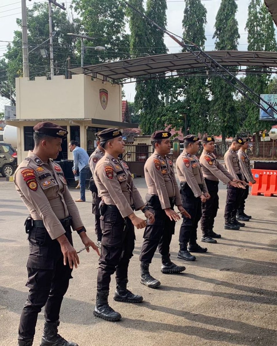 LautHumas's tweet image. Sat Samapta Polres Tanah Laut melaksanakan kegiatan Pelatihan Peningkatan Kemampuan Drill Borgol 1, 2, dan 3 bagi personel Dalmas, bertempat di depan Ruang Sat Samapta Polres Tanah Laut, Rabu (21/1/2026) pagi.