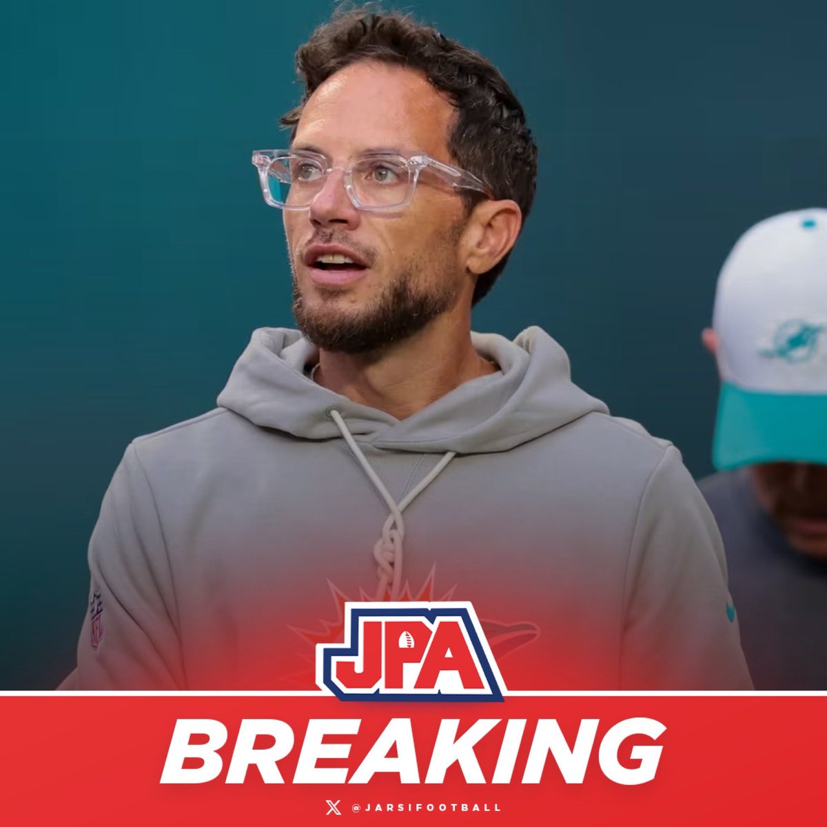 jasrifootball's tweet image. 𝗕𝗥𝗘𝗔𝗞𝗜𝗡𝗚: Former Dolphins’ HC Mike McDaniel is expected to join the Chargers as their new offensive coordinator, per @AdamSchefter 

Justin Herbert is smiling.