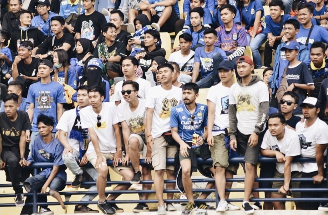 <a href="/v_frontline_pc/">FRONTLINE BOYS CLUB</a> Sama sama nonton bola kok beda vibenya,
Kitu lain perbandinganna