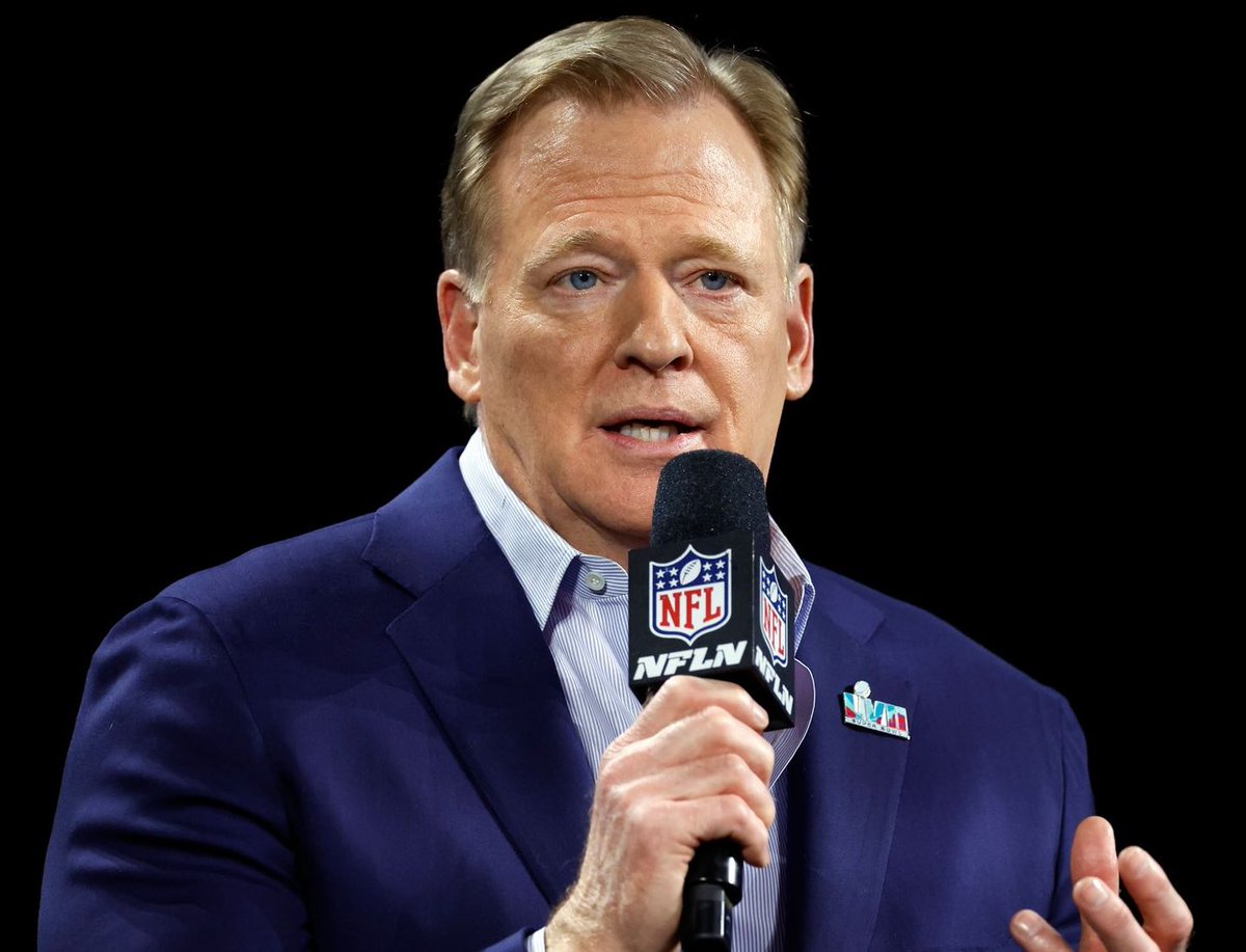 NFL_DovKleiman's tweet image. 𝗕𝗥𝗘𝗔𝗞𝗜𝗡𝗚: The NFL is trying to increase the regular season to 18 games by removing a single preseason game.

Roger Goodell also wants to give every team in the league an international game.

- Robert Kraft on the ZoandBertrand show.