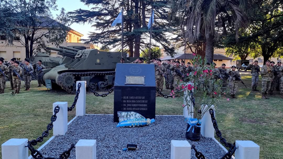 Ayer se realizó el acto conmemorativo por el 52° aniversario de la defensa de la Guarnición Militar de Azul. Durante la jornada se recordó a los caídos, buscando mantener viva la memoria de los héroes de Azul.