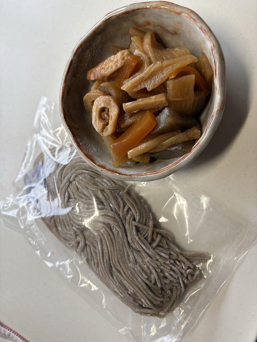 mnr_ha's tweet photo. 元蕎麦屋さんのイケオジにもらったこのうまい蕎麦は業務スーパーで買ったらしい。 https://t.co/e85ZyFYEQl