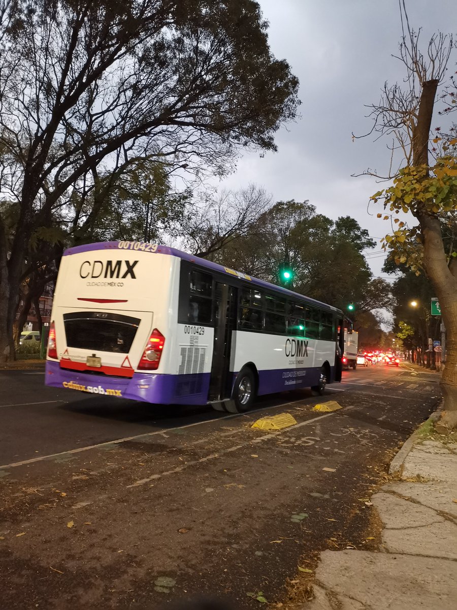 cocobamboo's tweet photo. @ORTCDMX comparto: chófer de COPESI con conducción temeraria, aventando la unidad, sonando su corneta en todo momento y con 2 ayudantes.
Ruta canal del norte a las armas. Unidad 10429
¿Por qué siguen circulando? Son responsables de atropellamientos y muertes. #CDMX https://t.co/9Zy9YBP7qp