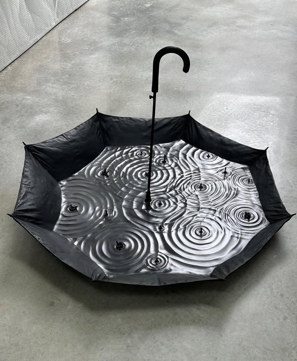 onipro's tweet image. 傘の内側に降る雨、ブロンズの彫刻。ヴァンデルレイ・ロペスの作品。