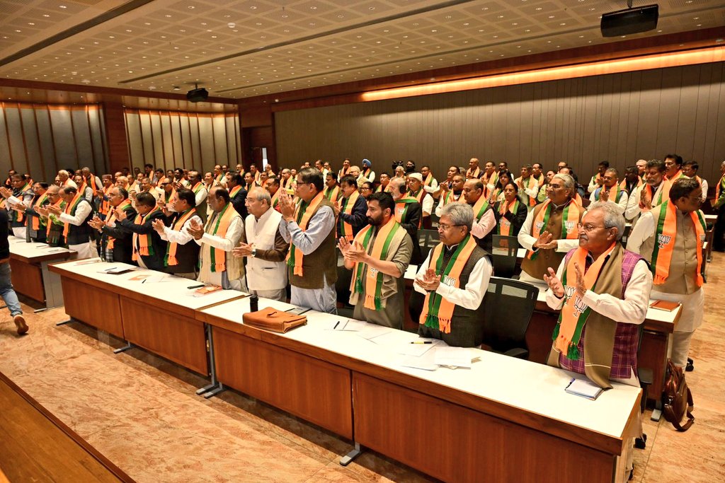 आज भाजपा मुख्यालय में आयोजित पार्टी के राष्ट्रीय पदाधिकारियों एवं प्रदेश अध्यक्षों की बैठक में विभिन्न संगठनात्मक विषयों पर विस्तार से चर्चा हुई।