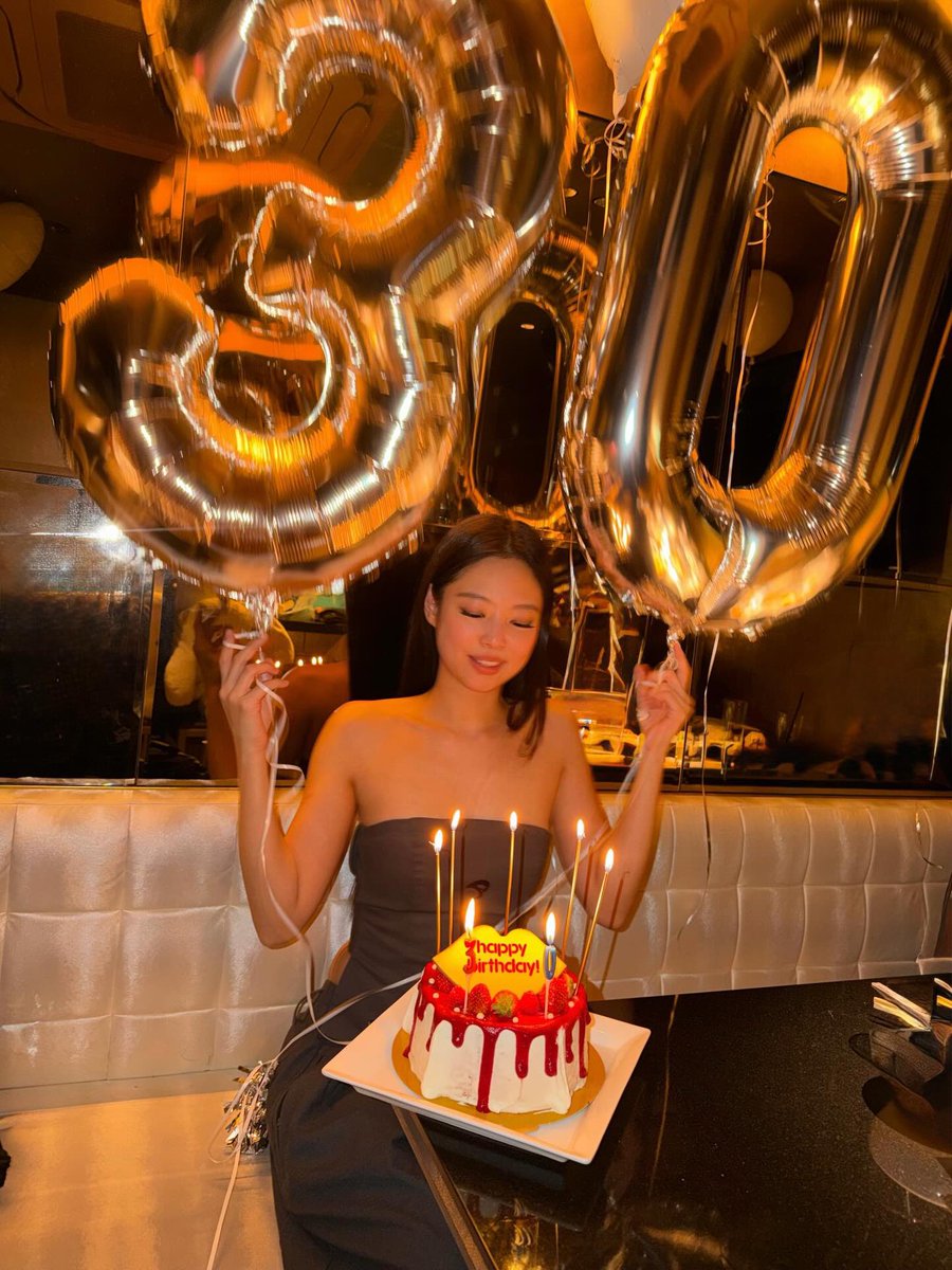 DC 제니 갤러리 tweet media