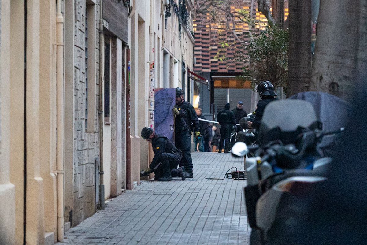 La_Directa's tweet image. Primeres càrregues i tensió al desallotjament de l'Analògica al barri del Guinardó. Els Mossos utilitzen una radial per obrir la porta del centre social. Una manifestació ho denuncia davant del cordó policial directa.cat/lespai-alliber… Per @annavinigo  📸 @Chichiflesky