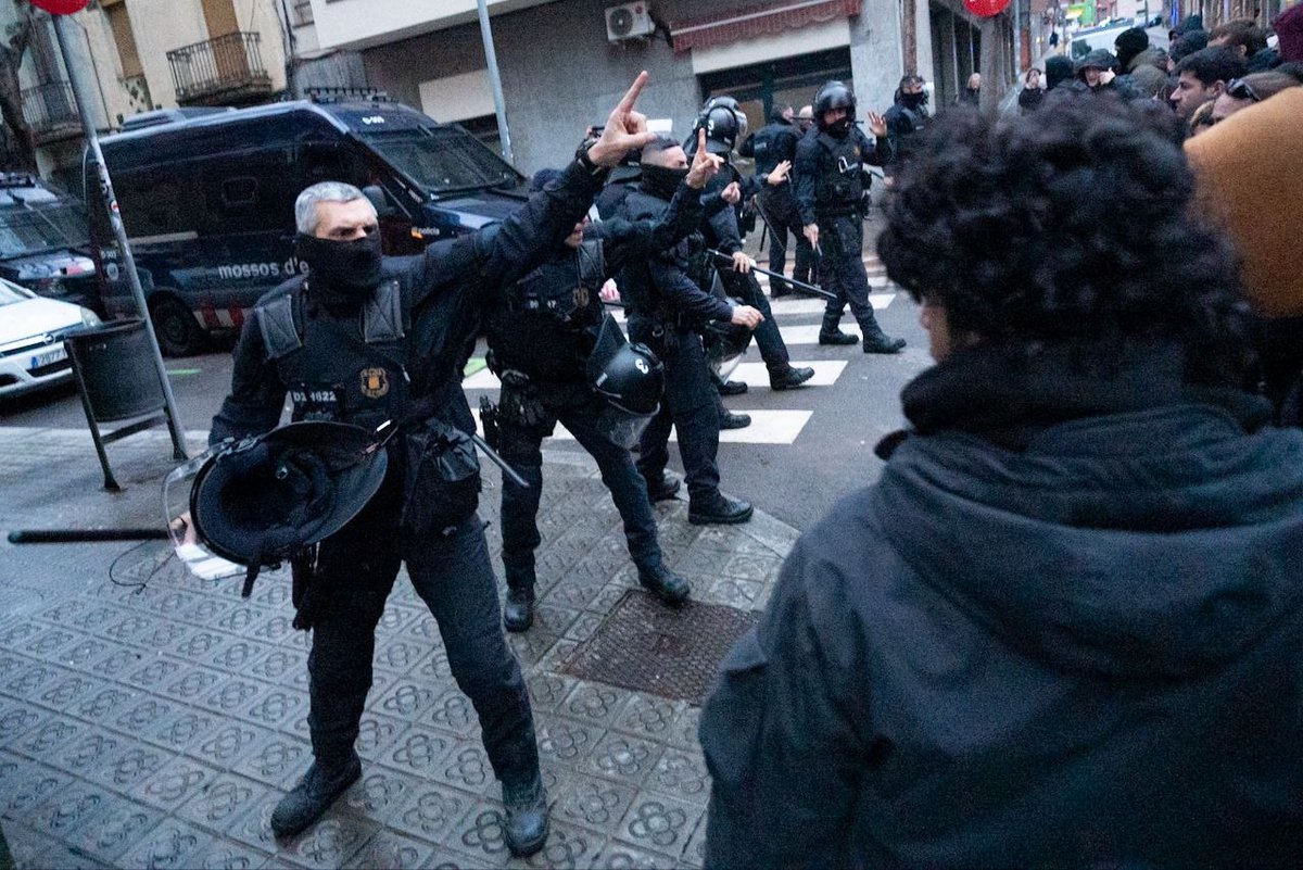 La_Directa's tweet image. Primeres càrregues i tensió al desallotjament de l'Analògica al barri del Guinardó. Els Mossos utilitzen una radial per obrir la porta del centre social. Una manifestació ho denuncia davant del cordó policial directa.cat/lespai-alliber… Per @annavinigo  📸 @Chichiflesky