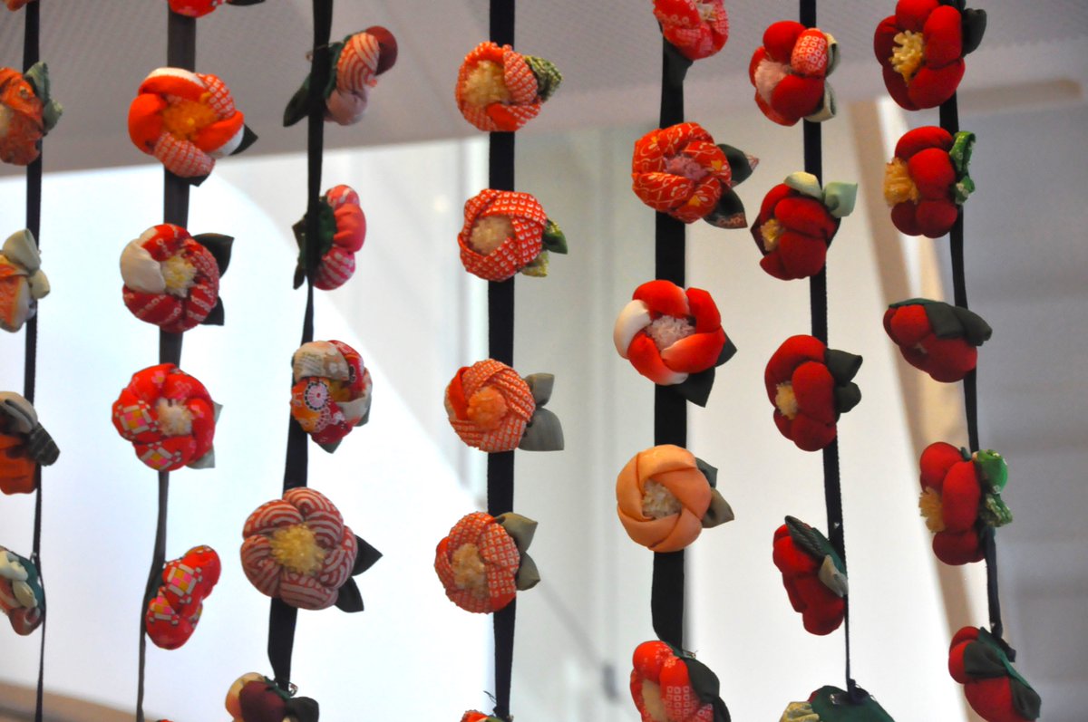 本日おおふなぽーとにて、大船渡市社会福祉協議会様から大船渡市観光物産協会へ「椿の吊るし飾り」の贈呈が行われました😊
ありがとうございます🙇‍♀️✨

早速おおふなぽーと１階に設置しましたので、利用者のみなさま、ぜひご覧ください🌺🌿
＃わくわく大船渡 ＃大船渡市 ＃椿