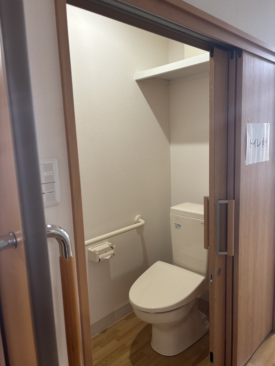 cocorostick's tweet photo. 大阪府枚方市の住宅型有料老人ホームココロステッキてす🏠

空室あり🈳

敷金　100,000円

家賃　37,800円
共益費　3,000円
サービス費　14,300円
食費　58,380円
水道光熱費　12,100円
小計　136,880円
＋介護保険利用料　10,000円〜30,000円

総計　150,000円〜170,000円

担当　オノ
072-800-1766 https://t.co/pqjWoLm7Ia