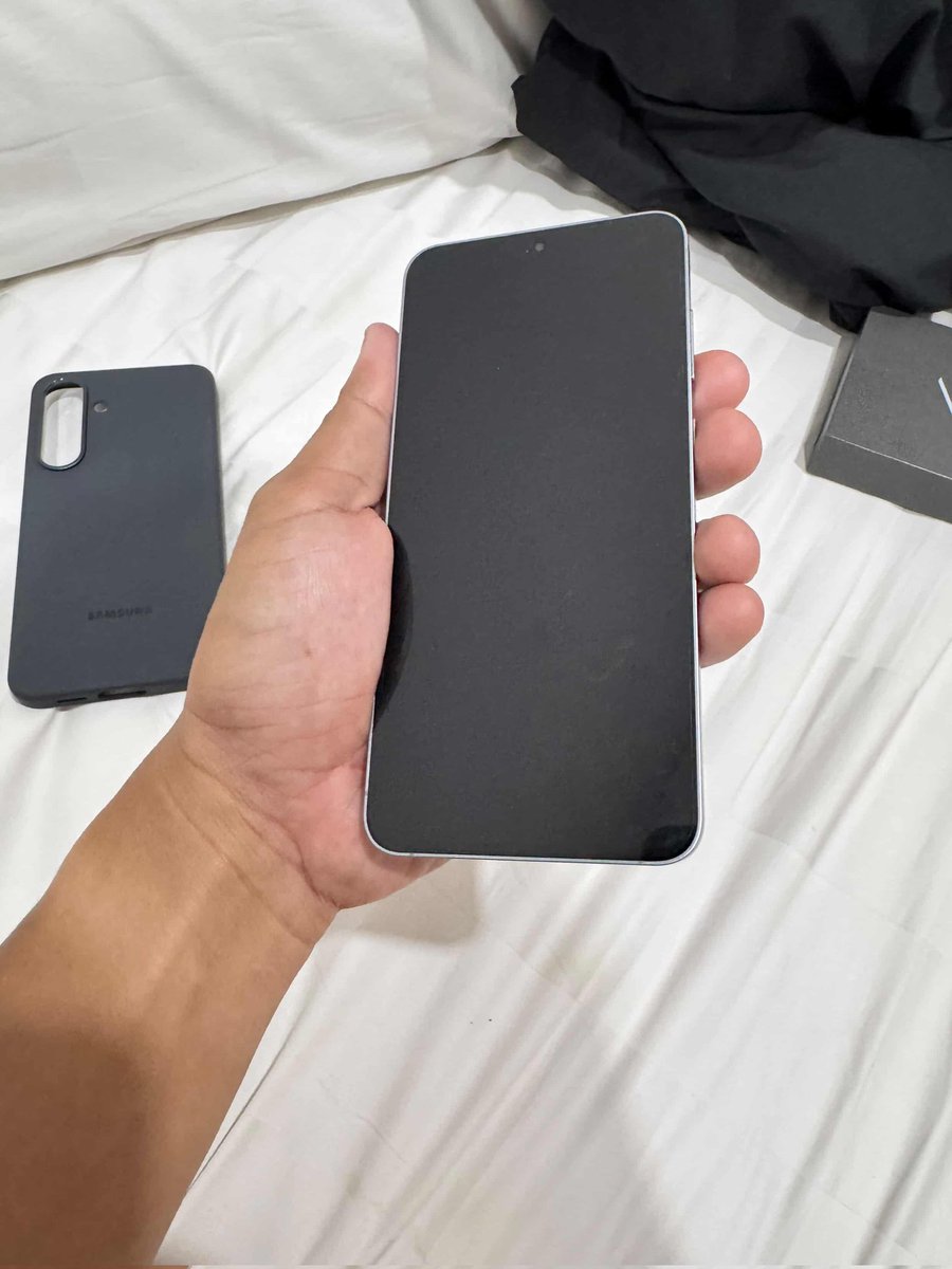 origlazed's tweet photo. WTS Samsung Galaxy S25 FE warna Hitam varian 8/256 GB. Kondisi sangat mulus seperti baru karena pemakaian baru berjalan sekitar 2 minggu. 

Kondisi &amp; Spesifikasi:
• Fisik: 100% Mulus (Like New), tidak ada lecet atau dent.
• Mesin &amp; Fungsi: 100% Normal, No Minus. https://t.co/H4H4Hk8glB
