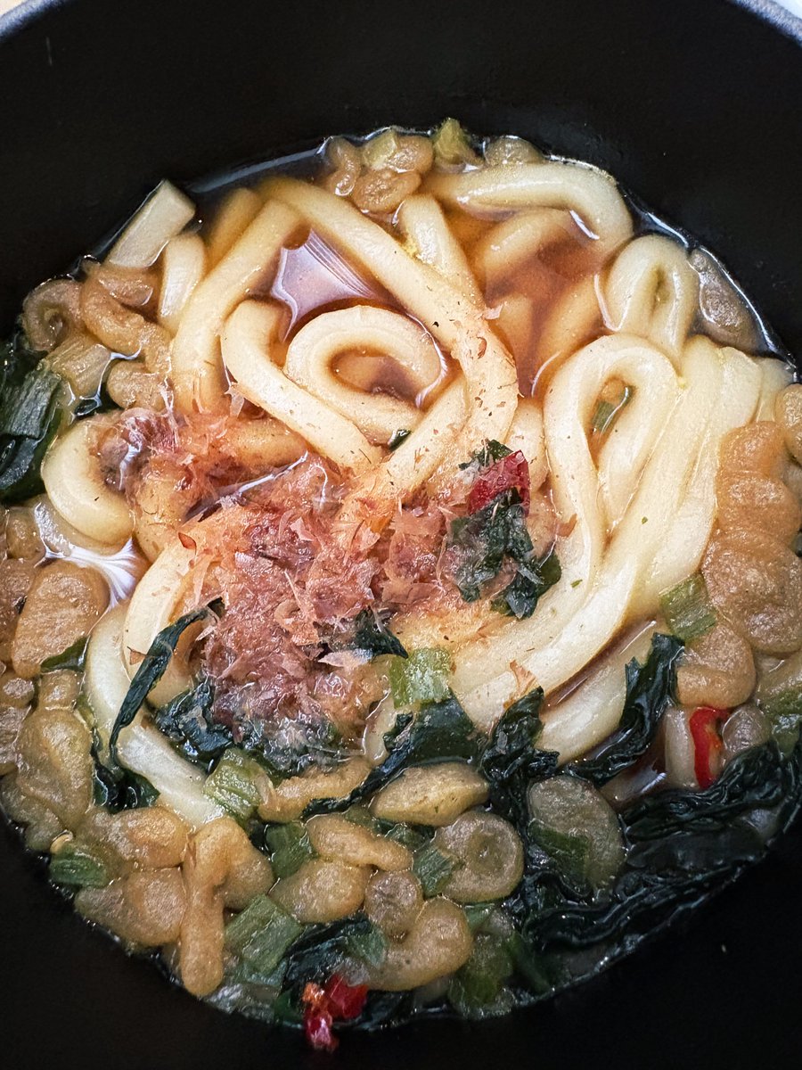 흑백요리사 최강록 쉐프 미역우동

평소 먹는 생우동이랑 다른건 감칠맛.
미역이랑 국물에서 감칠맛이 엄청남.
정말 맛있음. 재구매 의사 있음. 
배달 우동 외식 우동이랑 비교해도 충분히 더 맛있음. 집에서 먹기에 최상.