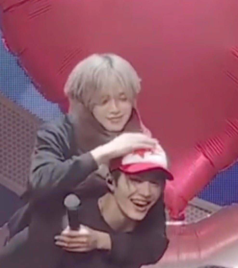 개송이의 트친이라면 제가 맏막즈를 정말 좋아한다는 사실을아실텐데요
작년앤하트돌려보다가 맏막즈가너무귀여워서소리지름
막내동생이젤큰형업엇는데형은업혀서막동생귀여워해줌 이사람들진자특이한관계야