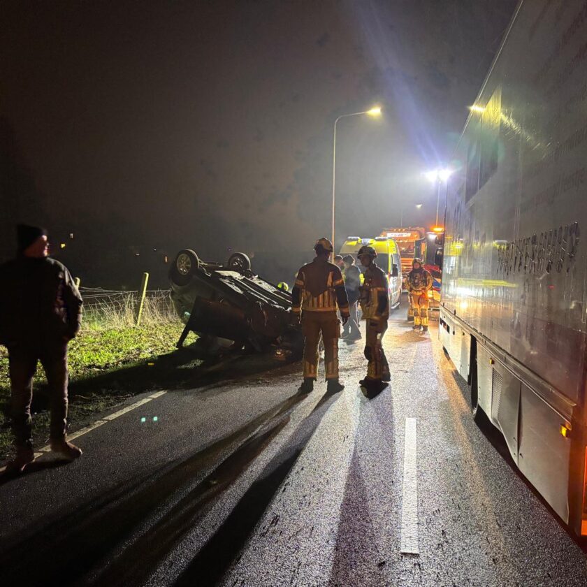 Auto slaat over de kop na botsing met boom