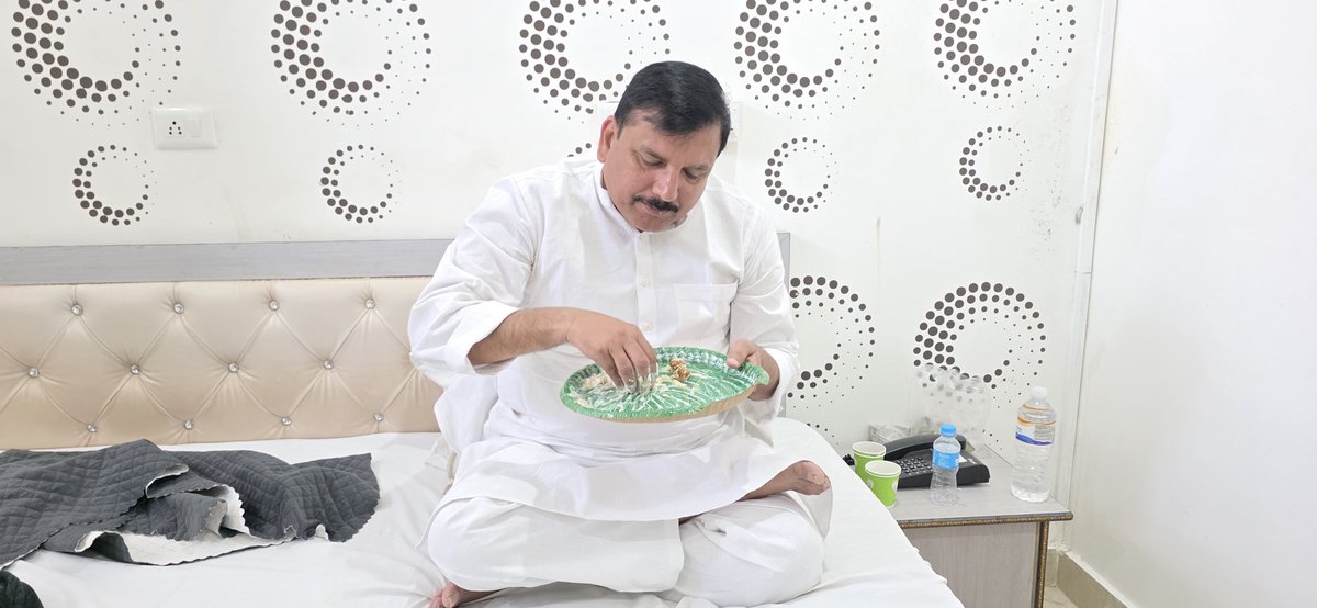 दही चूड़ा के साथ छठवें दिन की पदयात्रा की शुरुआत। "आइए मिलकर साथ चले" "यूपी की आवाज़ बने"

#रोजगार_दो_सामाजिक_न्याय_दो