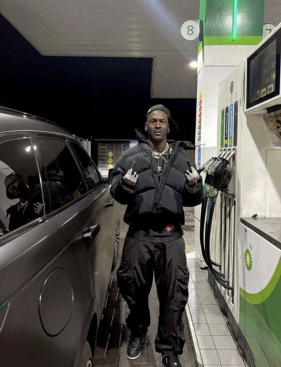 NBAMemes's tweet image. MJ was not too pleased with having his picture taken by a fan at a gas station 😭
