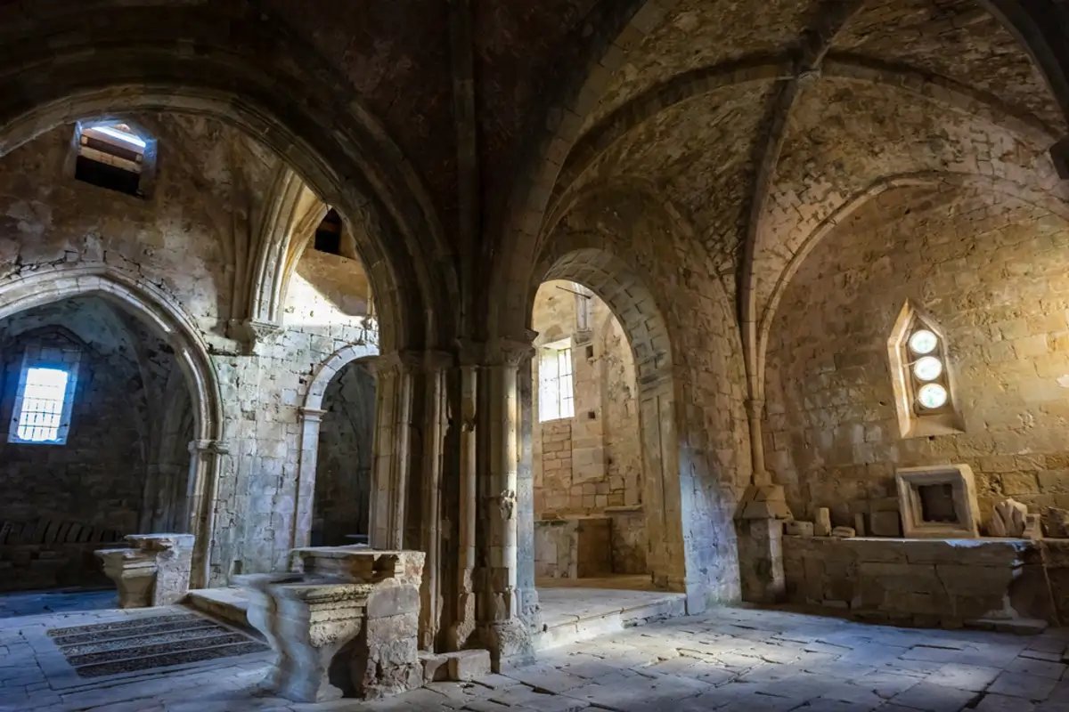 📍, ⛪️.

A orillas del río Ebro se encuentra el Monasterio de Santa María de Rioseco, construido en el siglo XIII y habitado durante siglos por monjes de la Orden del Císter. Por suerte, desde 2019 está declarado Bien de Interés Cultural por la Junta de Castilla y León.