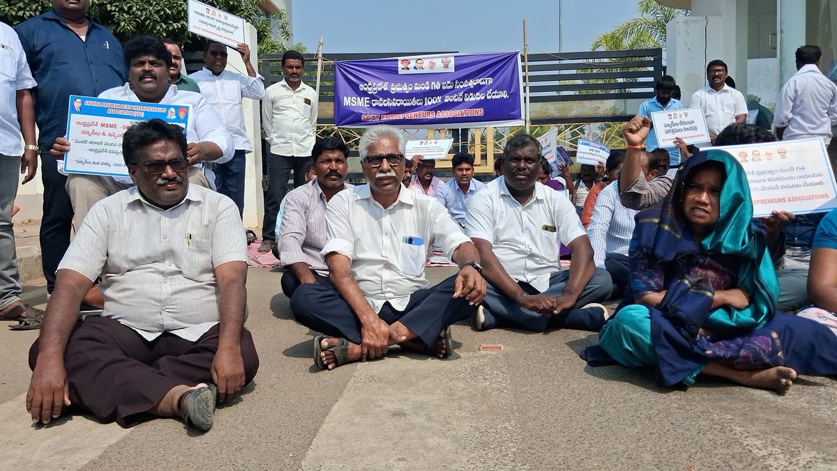 vsrcpm's tweet photo. ఎస్సీ, ఎస్టీ పారిశ్రామిక వేత్తలకు ప్రభుత్వం చెల్లించాల్సిన సబ్సిడీలు తక్షణం చెల్లించాలని మంగళగిరి పరిశ్రమల శాఖ మంత్రి కార్యాలయం వద్ద వారి ఆందోళనకు మద్దతు తెలియజేస్తూ..
#vsrinivasarao #AndhraPradesh #APMSME #APIIC #cpim #TGBharath #NaraChandrababuNaidu @tgbharath @ncbn @naralokesh https://t.co/UTR2yaam0i