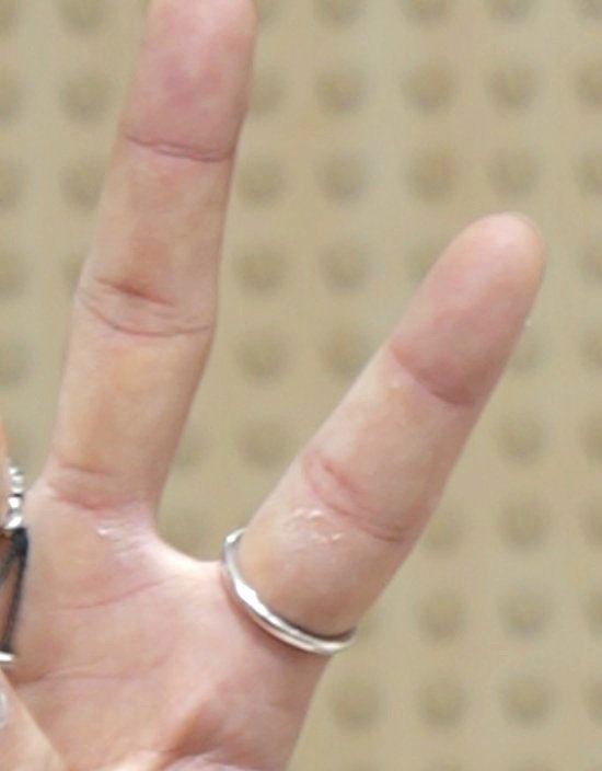 everyook's tweet image. 건성재.. 손에 핸드크림도 열심히 발라... 
여름에 팬싸 보정하려고 사진 열었다가 성재 손 너무 터서 놀랐어ㅜㅜ