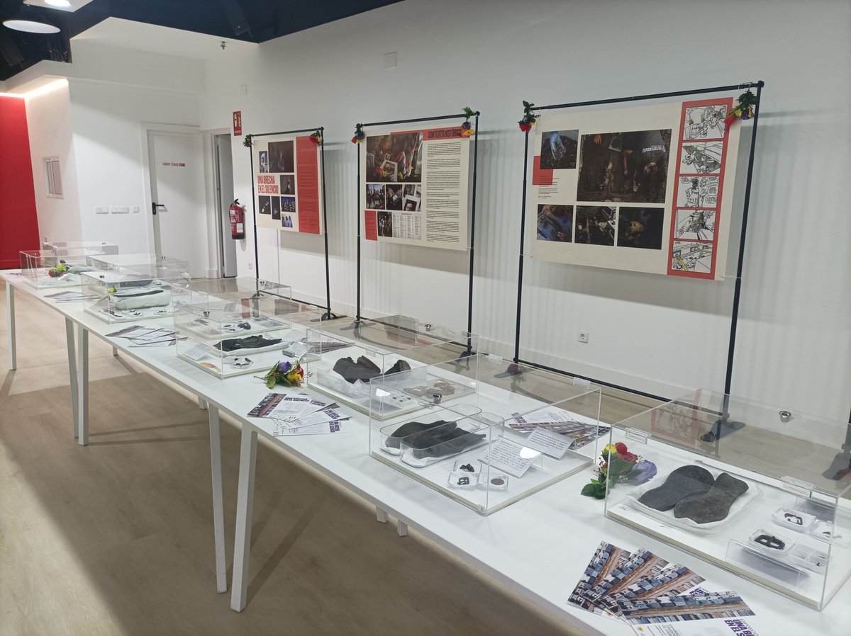 ACVSSR's tweet photo. Explicará cómo se ha desarrollado el proyecto de las exhumaciones y actualizará la información sobre la fase actual: la identificación de los restos exhumados. También podrá visitarse la exposición que contiene cajas/vitrina con objetos restaurados aparecidos en las fosas. https://t.co/sgukWguprH